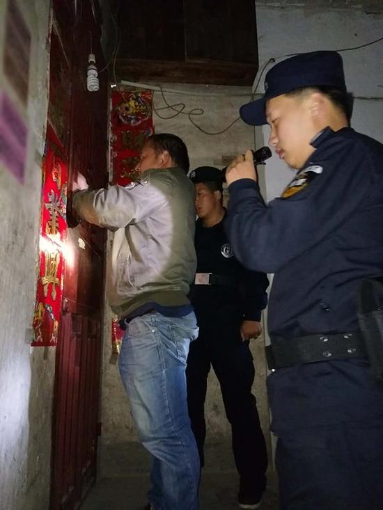 南川粗心妈妈误将幼女锁家中 